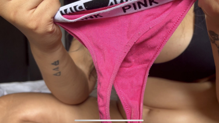 Poster for Manyvids Girl - Colombianbigass - For Being A Goodboy, Stepmom Let Me Smell Her Thongs - July 31, 2023 - Kissing, Smell Fetish (Фетиш Запаха)