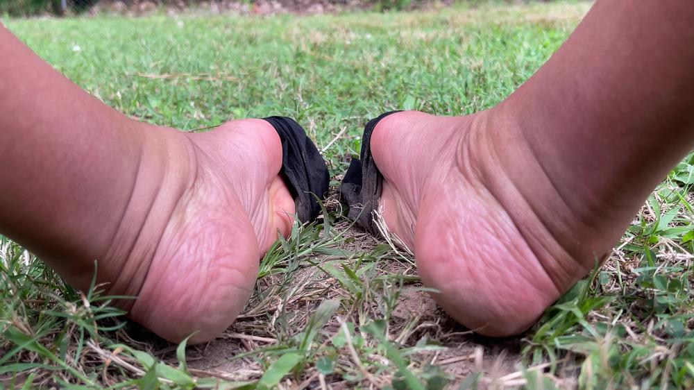 Poster for Manyvids Model - Outdoor Nylon Play Pt 2 - Pink Foxx - Ebony Foot Fetish, Feet (Пинк Фокс Фут-Фетиш Из Чёрного Дерева)