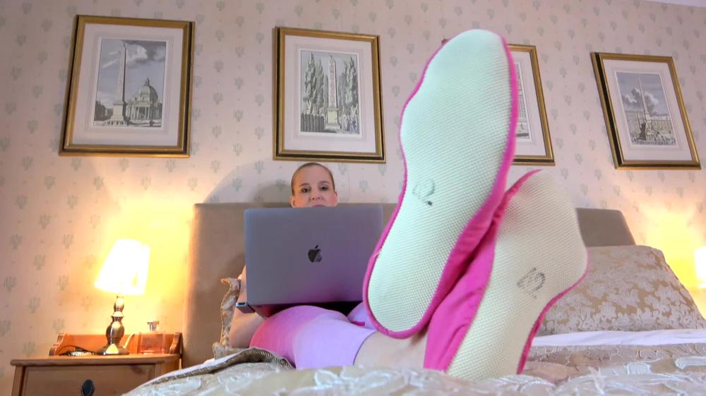 Poster for Ariel Anderssen - Manyvids Girl - Ariel Anderssen Ignoring You In My Pink Gym Slippers - Ariel Anderssen, Siterip (Ариэль Андерссен)