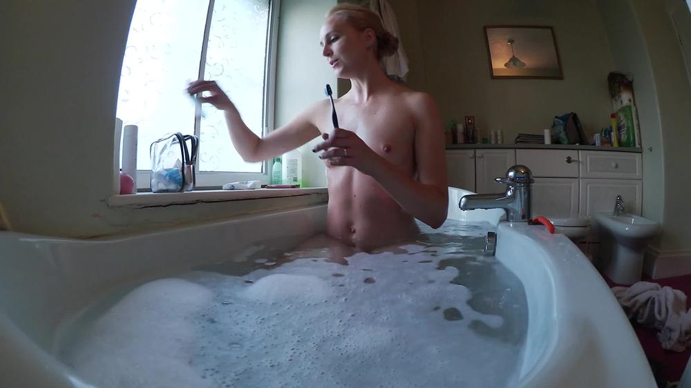 Poster for Ariel Anderssen - Ariel Anderssen Clean Teeth In The Bath - Manyvids Star - Ariel Anderssen, Siterip (Ариэль Андерссен)