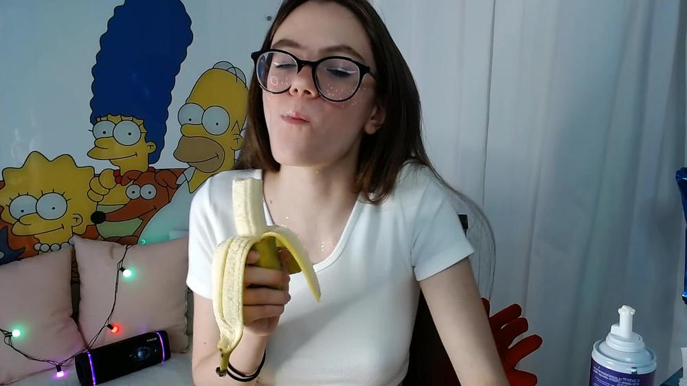 Poster for Manyvids Model - Banana And Whipped Cream Fun - Jan 26, 2021 - Alyssa_Smit - Food & Object Crush, 18 & 19 Yrs Old (Еда И Дробление Предметов)