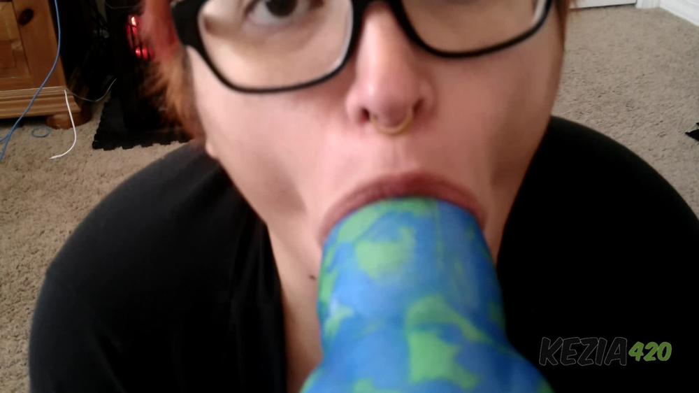 Poster for Manyvids Girl - Kezia420 My 1St Attempt At Using Bad Dragon Dildo - Kezia420 - Aliens (Кезия420 Пришельцы)