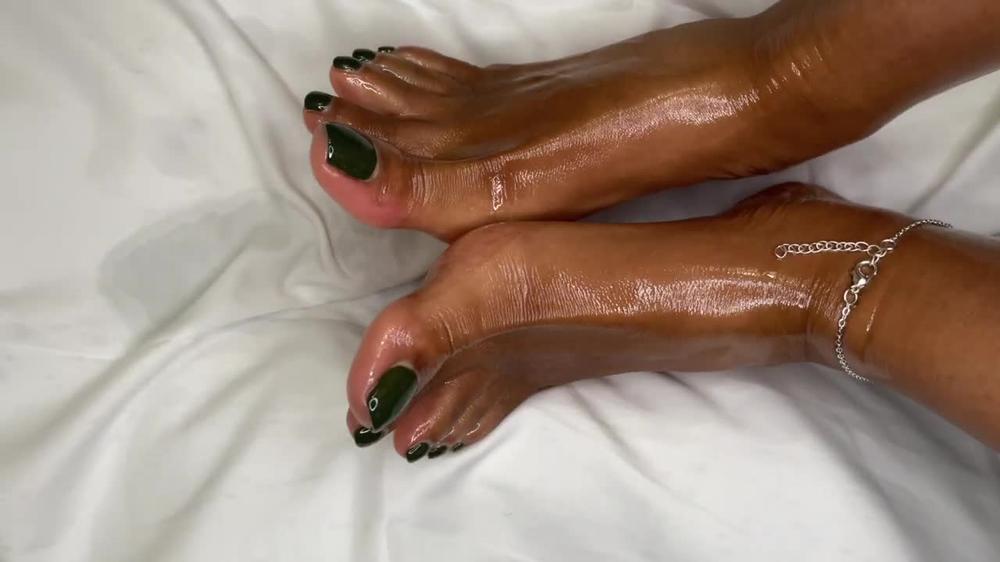 Poster for Ebony Girl Pours Oil All Over Her Feet - Pink Foxx - Manyvids Star - Ebony Foot Fetish, Foot Fetish (Пинк Фокс Фут-Фетиш)