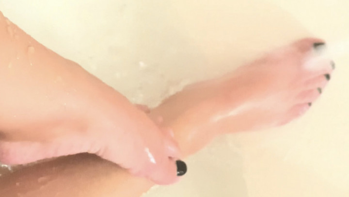 Poster for Manyvids Model - Nsfw - Feet, Legs, And Pussy In Bath - Aug 29, 2021 - Erikanlexi - Amateur, Legs (Любительский)