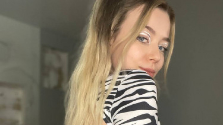 Poster for Manyvids Girl - Maddiesunn - Zebra'S Wild Orgasm - Aug 10, 2022 - Creamy, Pussy Play (Игра В Киску)