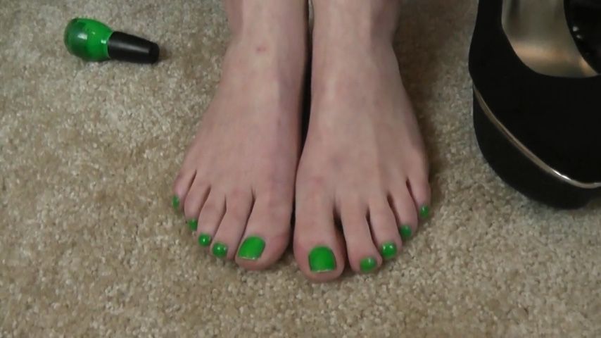 Poster for Roxie Keeps You Coming For Green Toes - January 19, 2023 - Manyvids Model - Roxieraefetish - Sfw, Toe Wiggling, Toenail Polish (Лак Для Ногтей)