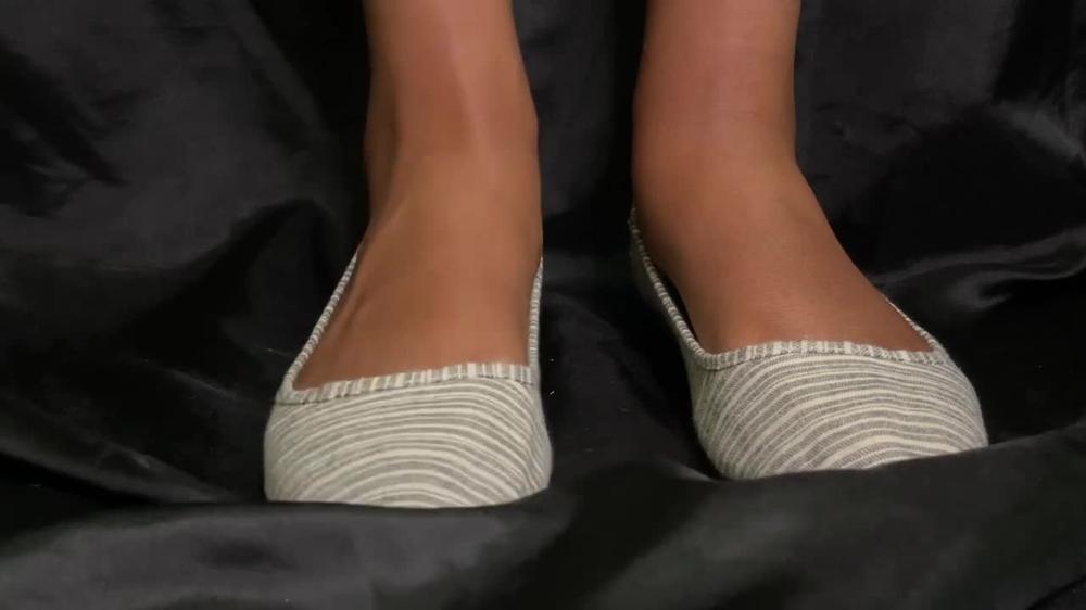 Poster for Manyvids Girl - Pink Foxx - Ebony Girl Toe Taps In Flats Removal - Ebony Foot Fetish, Foot Fetish, Feet (Пинк Фокс Фут-Фетиш Из Чёрного Дерева)