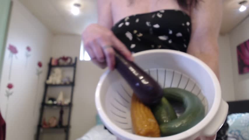 Poster for Dirtygardengirl Little Veggies To Fuck - Manyvids Star - Dirtygardengirl - Big Pussies, Anal Masturbation (Большие Киски)