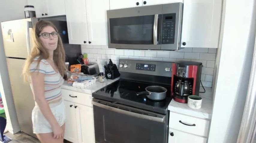 Poster for Manyvids Star - Meganholly00 Washing Dishes - Meganholly00 - Housecleaning, Kitchen, Brunette (Уборка Дома)